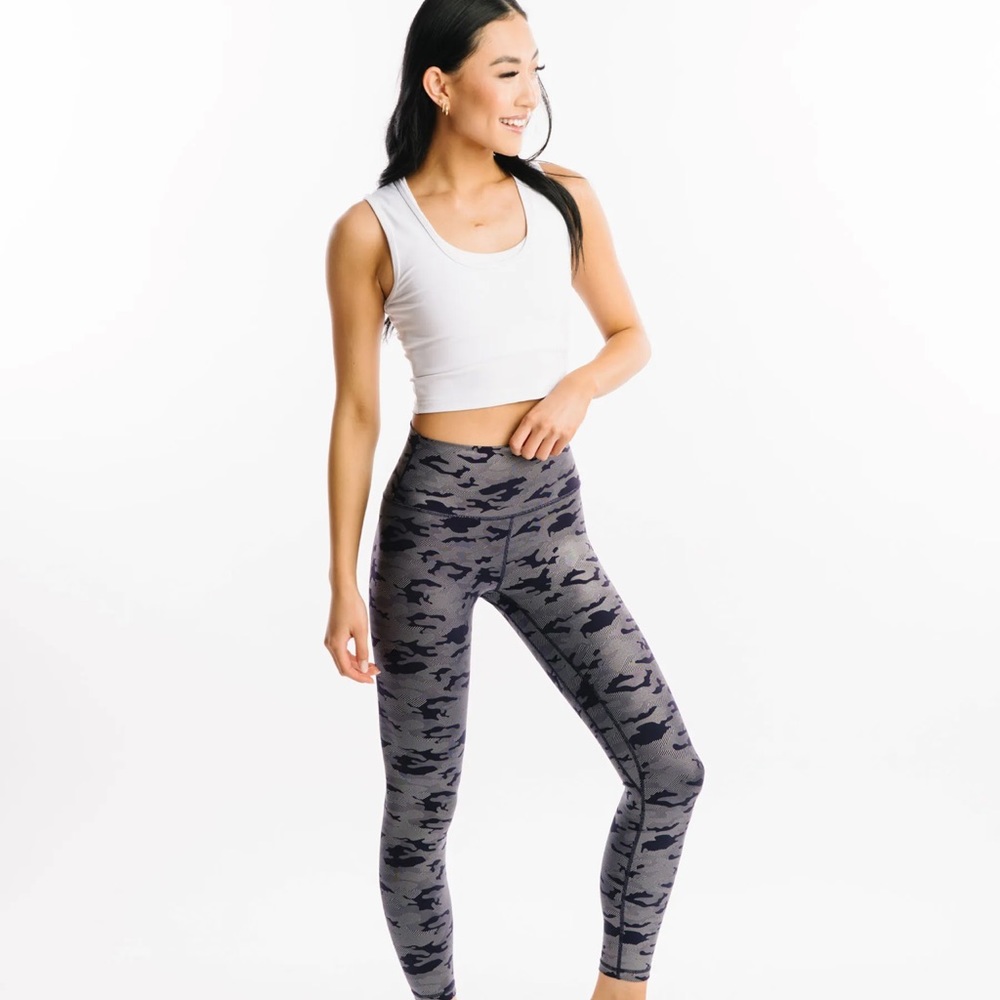 Zyia Silver Camo Supreme High Rise leggings.
Sz 2